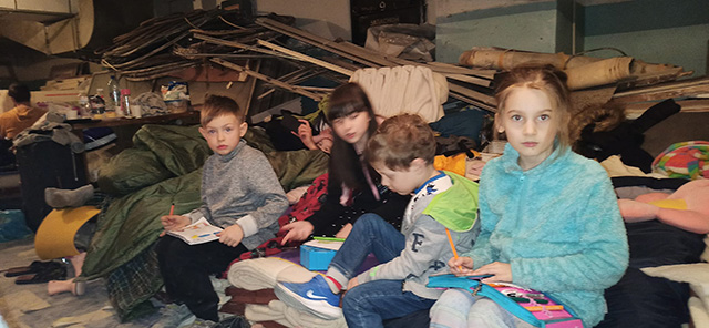 Дети в харьковском бомбоубежище 2 марта 2022 г, фото Серея Логинова