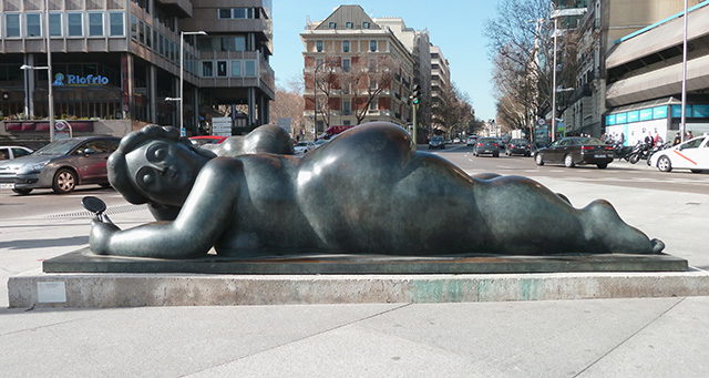 Скульптура "Женщина с зеркалом" (1987), подаренная Ботеро Мадриду в 1994-м году (площадь Колумба)