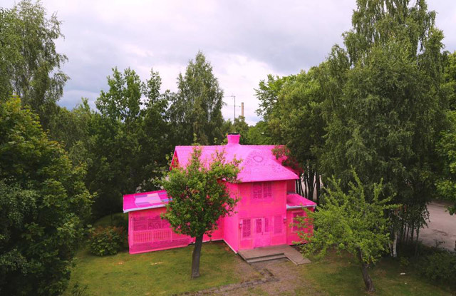 Розовый дом от Olek