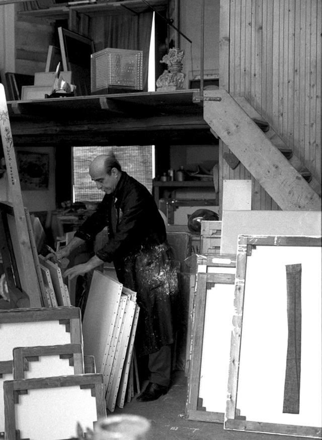 Лучо Фонтана в своей мастерской (1962). Фото: Getty Images.