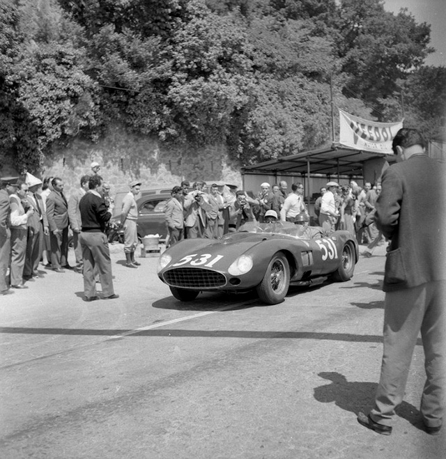 Альфонсо Де Портаго (слева) и штурман Эдди Нельсон проезжают контрольно-пропускной пункт Рима на Mille Miglia. 12 мая 1957 года