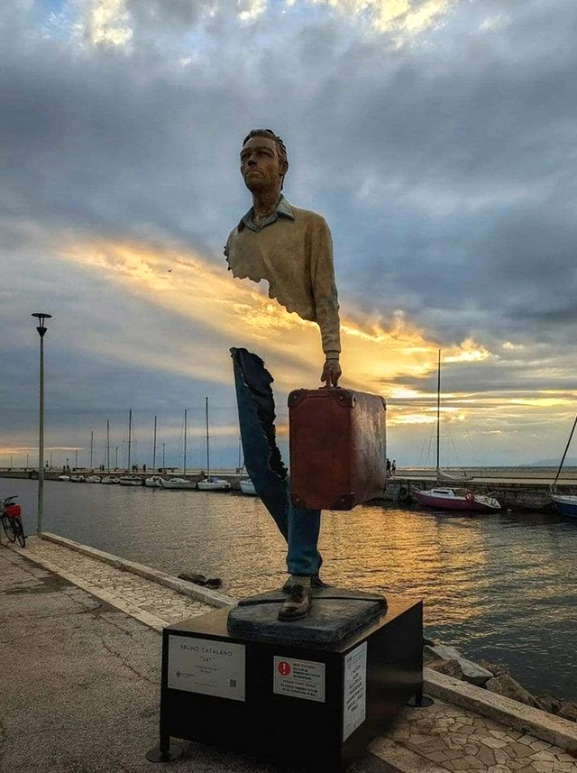 Скульптура Бруно Каталано "Путешественник" (Марсель, Франция)