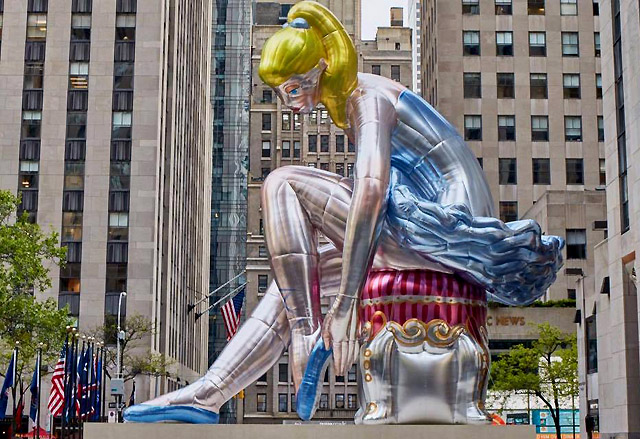 Джефф Кунс "Сидящая балерина" у Рокфеллер-центра (Нью-Йорк), 2017