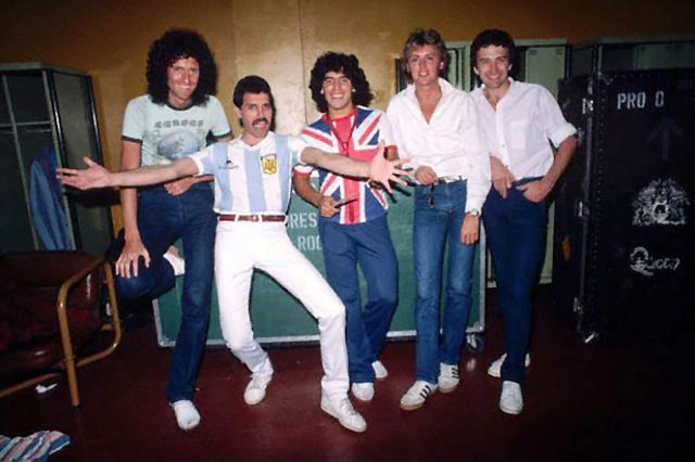 Диего Марадона позирует с музыкантами «Queen» во время южноамериканского турне группы 1981 года