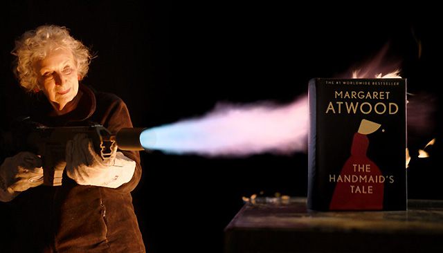 Писательница Маргарет Этвуд с огнеметом. Фото: Sotheby's (2022)