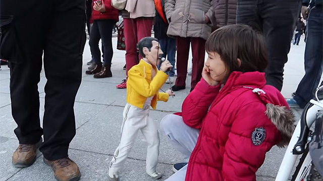 Марионетка Фредди Меркьюри, фото: YouTube / Street Peformance / Periplo Puppets (2019).