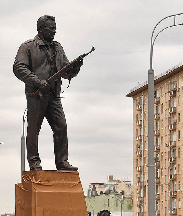 Памятник Михаилу Калашникову в Москве, фото РИА Новости / ТАСС