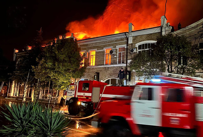 Пожар в здании Центрального выставочного зала в Сухуме, фото: Апсны Медиа (2024)