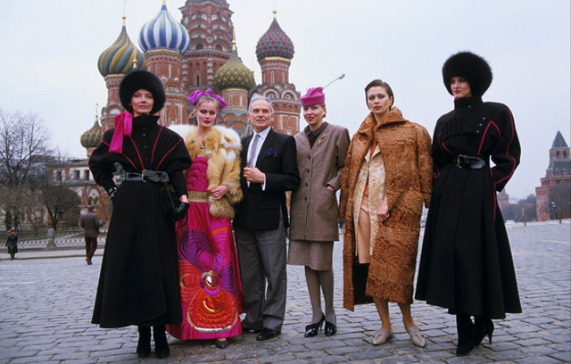 Пьер Карден и его модели на Красной площади в Москве в 1986 году, фото Daniel Simon - Gamma-Rapho via Getty Images