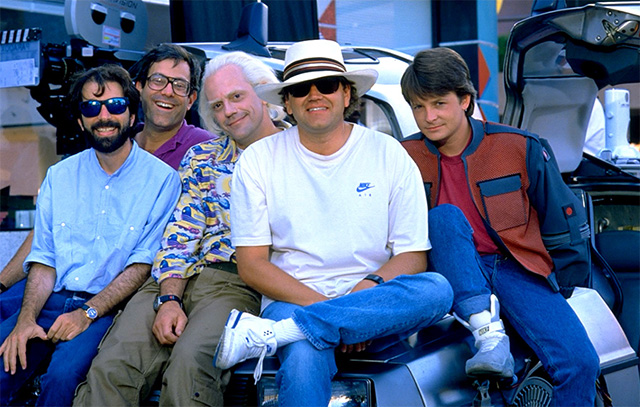 Роберт Земекис с актерами и съемочной группой фильма 'Назад в будущее'