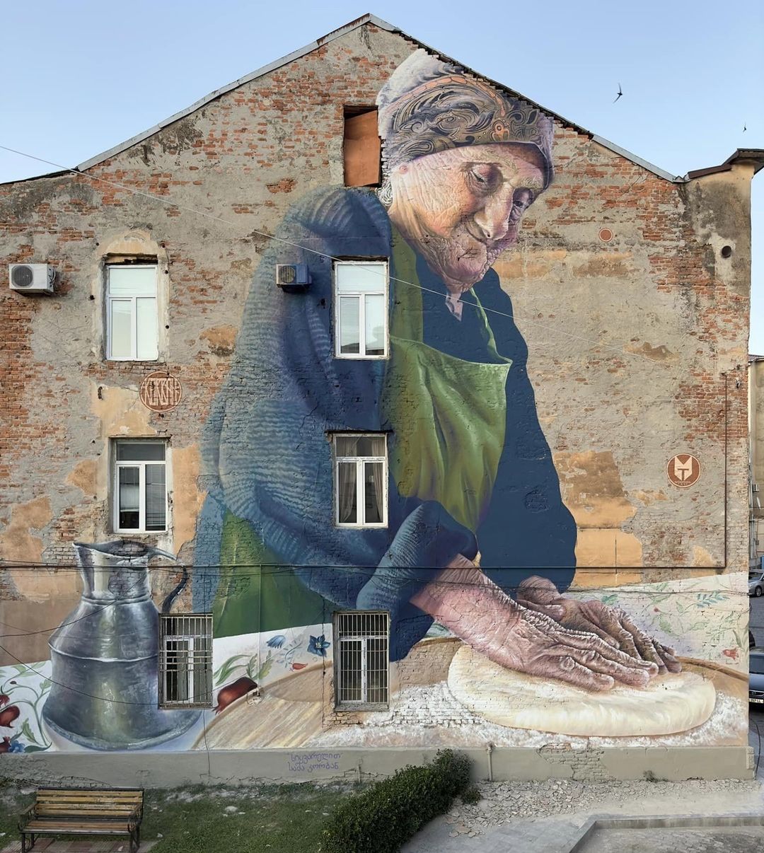 Художник Саша Корбан. Фреска находится на улице Варламишвили 4 в Кутаиси, Грузия, для Tbilisi Mural Fest. Фото Анны Качеишвили