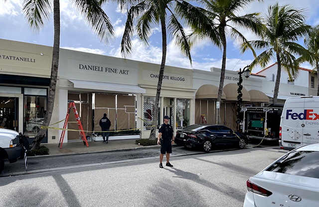 ФБР и служба внутренних доходов проводят обыск в галерее Danieli Fine Art на Уорт-авеню в Палм-Бич, Флорида. Фото Тай Куперман