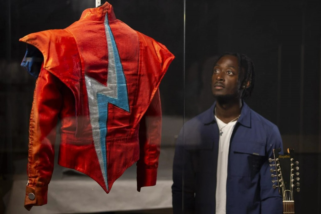 02-Куртка Aladdin Sane, созданная Фредди Буретти для тура Дэвида Боуи Ziggy Stardust, 1973 год, экспонируется в Центре Дэвида Боуи. Фото_David Parry_V&A.