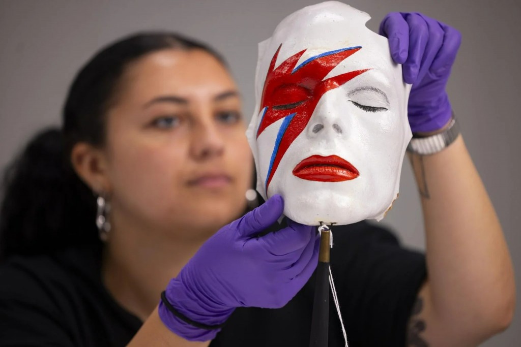 03-Маска Аладдина Сэйна Дэвида Боуи. Фото_David Parry_V&A.