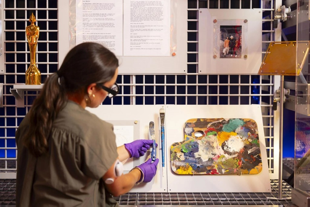 07-Палитра Дэвида Боуи в экспозиции Центра Дэвида Боуи. Фото - Дэвид Пэрри, V&A