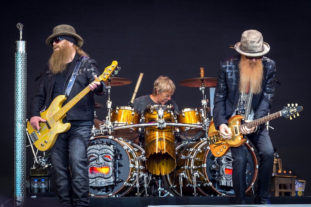 ZZ_Top_on_the_Pyramid_Stage_at_Glastonbury_2016_IMG_8527_(27374417884)