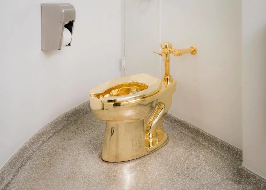 cattelan-toilet-e1474033658721