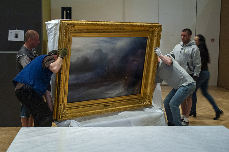Распаковка картины в калининградском филиале Третьяковской галереи